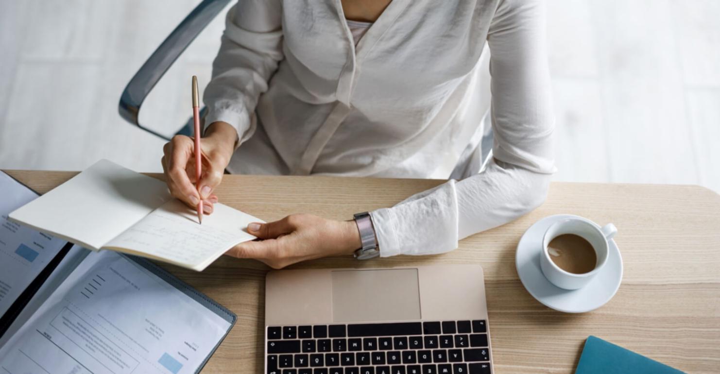 Développeur travaillant sur une application mobile avec plusieurs écrans de test